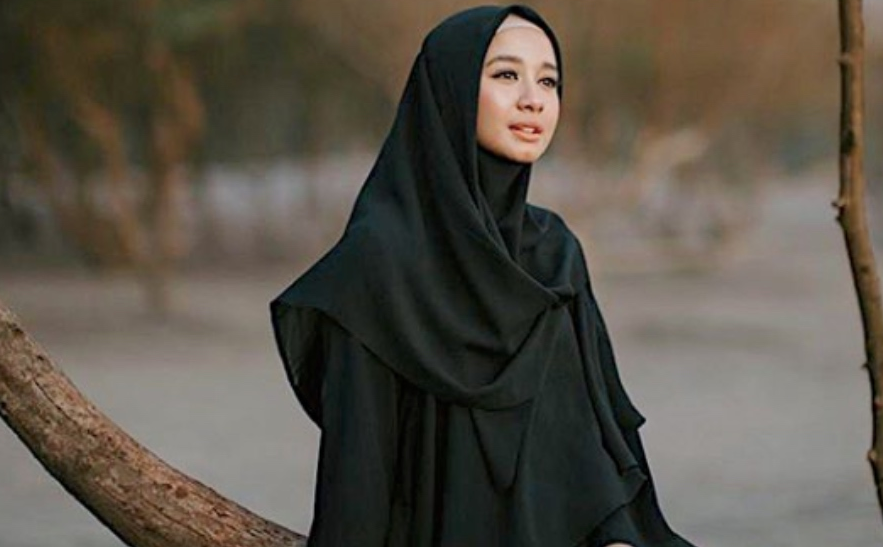 10 Ide Fashion Muslim Bernuansa Hitam Ala Laudya Cynthia Bella