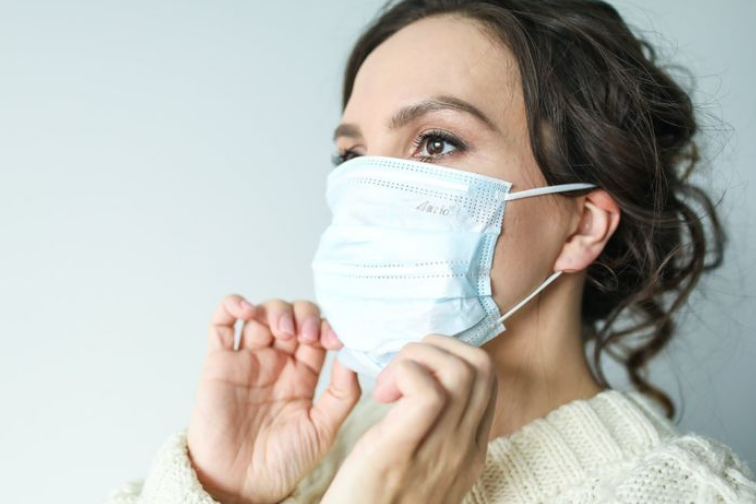 7 Cara Mengatasi Bau Mulut Saat Memakai Masker