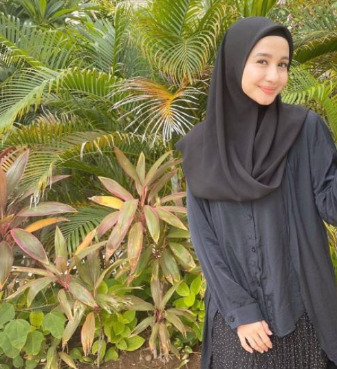 10 Ide Fashion Muslim Bernuansa Hitam Ala Laudya Cynthia Bella