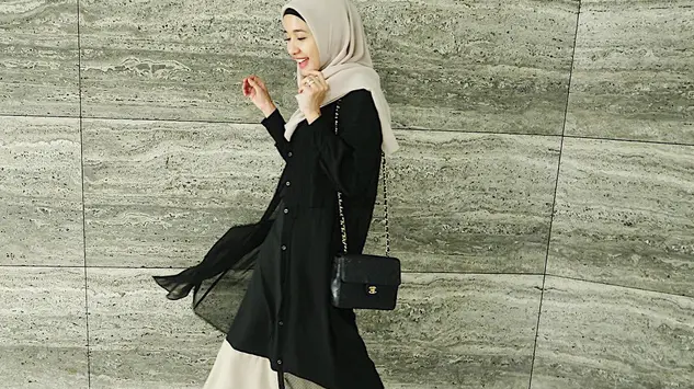 10 Ide Fashion Muslim Bernuansa Hitam Ala Laudya Cynthia Bella