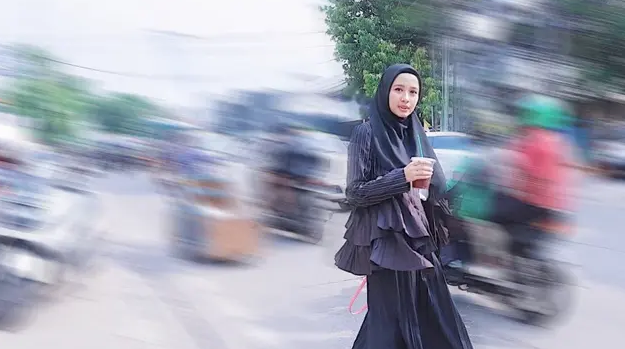 10 Ide Fashion Muslim Bernuansa Hitam Ala Laudya Cynthia Bella