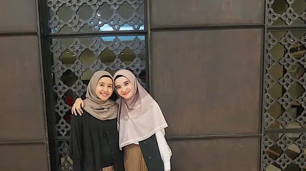 10 Ide Fashion Muslim Bernuansa Hitam Ala Laudya Cynthia Bella