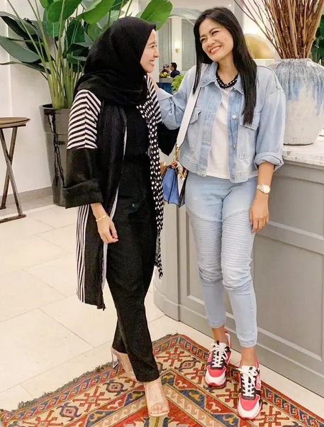 10 Ide Fashion Muslim Bernuansa Hitam Ala Laudya Cynthia Bella