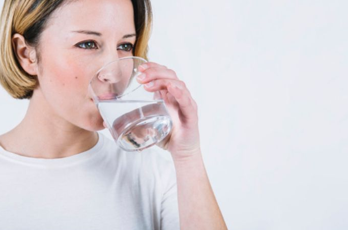 Alasan Penting Memberi Jeda 30 Menit untuk Minum Setelah Makan