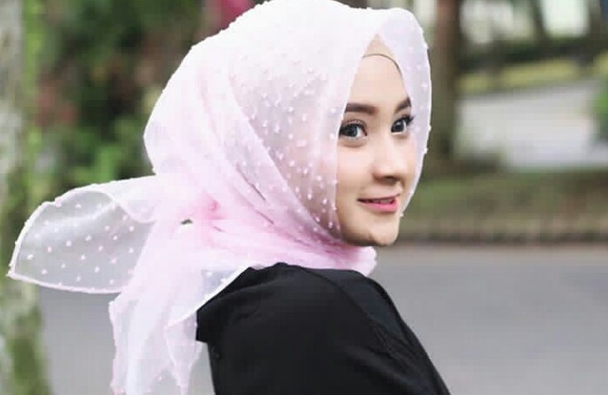 6 Bahan Hijab yang Kurang Nyaman Dipakai Sehari-hari