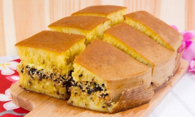 5 Martabak Jadul yang Bikin Kangen dan Banyak Dicari Seruni.id – Siapa yang rindu akan rasa martabak jadul? Meski banyak sekali jenis martabak saat ini, tapi tetap saja tak ada yang bisa menggantikan citarasa dari martabak jadul. Kudapan sederhana ini merupakan camilan yang disukai banyak orang Indonesia dan terbagi menjadi dua jenis ada yang manis dan gurih. Kedua jenis adonan ini tentu berbeda. Kalau martabak manis terbuat dari adonan tepung seperti kue, sedangkan martabak gurih menggunakan telur yang dilapisi kulit renyah. Jauh sebelum martabak kekinian populer, martabak jadul begitu disukai. Biasanya martabak ini hanya ditambahkan topping klasik. Sampai sekarang martabak jadul masih tetap dicari penggemarnya karena rasanya bikin nostalgia. Bagi para kaum milenial yang belum tahu jenis martabak jadul, berikut Seruni berikan gambar serta ulasannya. 1. Terang Boelan Jadul Martabak yang pertama ini bernama Terang Boelan. Sebab, adonannya sangat sederhana dan tipis, tak seperti martabak manis pada umumnya yang tebal. Pada zaman dahulu, biasanya Terang Boelan kerap dijumpai di depan sekolah. Biasanya kudapan ini dijajakan oleh penjual keliling menggunakan pikulan atau pun sepeda. Untuk varian rasanya juga sederhana, tapi soal rasa, tak kalah nikmat dari martabak kekinian. Terang Boelan biasa disajikan dengan topping mentega, gula, dan kacang. Ada juga yang menggunakan cokelat meisjes dan susu kental manis. 2. Martabak Ketan Hitam Rasa dari martabak ketan hitam selalu membuat kita rindu akan suasana dulu. Meski tampilannya sangat sederhana, tapi kudapan ini tetap masih eksis hingga kini. Berupa martabak manis dengan adonan yang cukup tebal. Lalu disajikan dengan topping ketan hitam dan kelapa parut. Kemudian dilipat dan dipotong-potong. Dulu martabak ketan hitam banyak dijual di pasar tradisional. Harganya pun cukup terjangkau dan pastinya pas dikantong, yakni sekitar Rp10 ribu per loyang. 3. Martabak Lenggang Kalau yang satu ini adalah jenis martabak manis kecil yang dilipat. Karenanya juga kerap disebut martabak manis lipat. Bentuknya setengah lingkaran menyerupai bulan. Biasanya martabak ini diisi dengan beragam varian rasa, loh. Ada yang menggunakan ketan hitam, cokelat meisjes, kacang tanah, gula, dan lainnya. Kini martabak lenggang banyak dikreasikan dengan isian kekinian, seperti Oreo dan keju. Martabak ini juga tampil warna-warni, ada yang merah hingga ungu. Martabak lenggang dulunya juga banyak ditawarkan penjual gerobakan di depan sekolahan. Harganya juga murah, sekitar Rp 2.000 per buahnya. 4. Martabak Lumpia Kalau kamu suka martabak gurih, pasti tak lupa dong dengan kudapan yang satu ini. Meski berbahan dasar kulit lumpia, tapi martabak ini termasuk ke dalam martabak jadul. Bahan-bahan yang digunakan mudah ditemui dan harganya murah. Seperti kulit lumpia, telur, daun bawang, atau tahu. Untuk membaut martabak lumpia tak begitu sulit. Tinggal membuat isian kulit lumpia tersebut, bisa menggunakan tahu yang dihancurkan lalu dicampur dengan telur. Ada juga yang menggunakan kocokan kulit dengan tambahan daun bawang saja. Martabak lumpia ini juga tinggal digoreng dalam minyak panas. Lalu disajikan dengan cabai rawit atau saus sambal sesuai selera. 5. Martabak Bihun Dan yang terakhir ada martabak bihun yang juga tergolong jadul. Asalnya dari Madura, martabak bihun ini juga populer di Surabaya. Biasanya dijadilkan camilan yang nikmat. Martabak bihun bukan terbuat dari kulit lumpia, melainkan adonan kulit yang terbuat dari tepung terigu. Isiannya berupa bihun yang diolah dengan kol dan telur. Namun, ada pula yang mencampurkannya dengan wortel dan daging ayam. Penyajian martabak bihun khas Madura ini menggunakan cocolan petis. Untuk pilihan pedas, biasanya martabak bihun juga disajikan bersama cabai rawit utuh. Martabak jadul mana nih yang paling kamu rindukan saat ini?