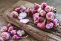 5 Tips Aman Memotong Bawang Merah Agar Tidak Menangis