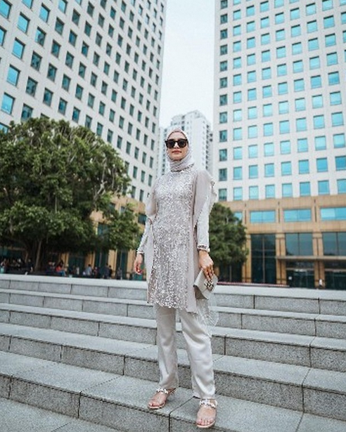 10 Inspirasi Baju Kondangan dengan Stelan Celana untuk Para Hijabers