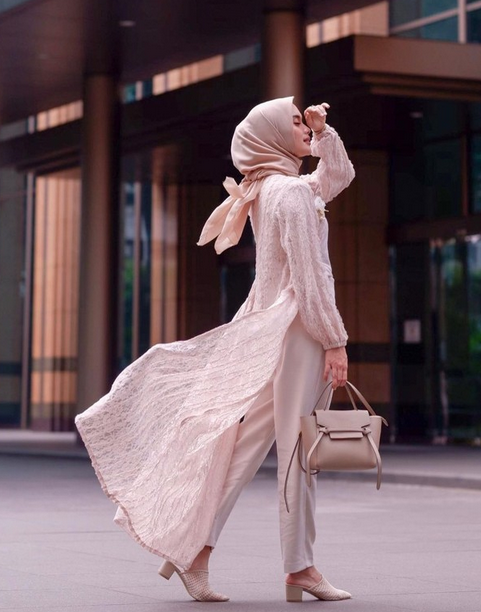 10 Inspirasi Baju Kondangan dengan Stelan Celana untuk Para Hijabers