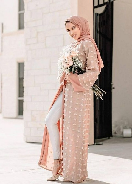 10 Inspirasi Baju Kondangan dengan Stelan Celana untuk Para Hijabers