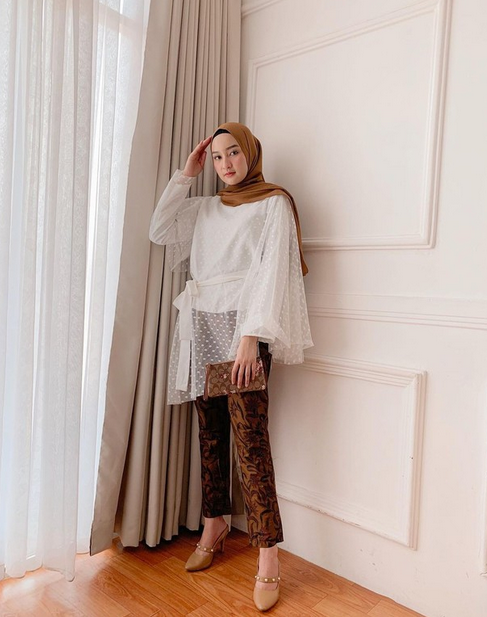 10 Inspirasi Baju Kondangan dengan Stelan Celana untuk Para Hijabers