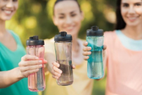 Mengenal Jenis Bahan Botol Minum Selain Plastik yang Aman Digunakan