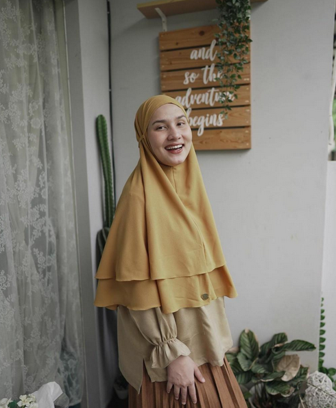 7 Tips Mix And Match Kerudung Bergo, Praktis Anti Ribet!