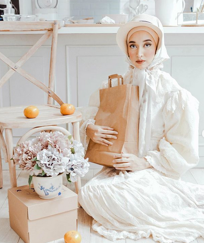 Gaya vintage kini banyak digemari oleh kaum minelial, tak terkecuali hijabers. Kebanyakan dari mereka menggunakan vinatage dress untuk menciptakan kesan anggun dan