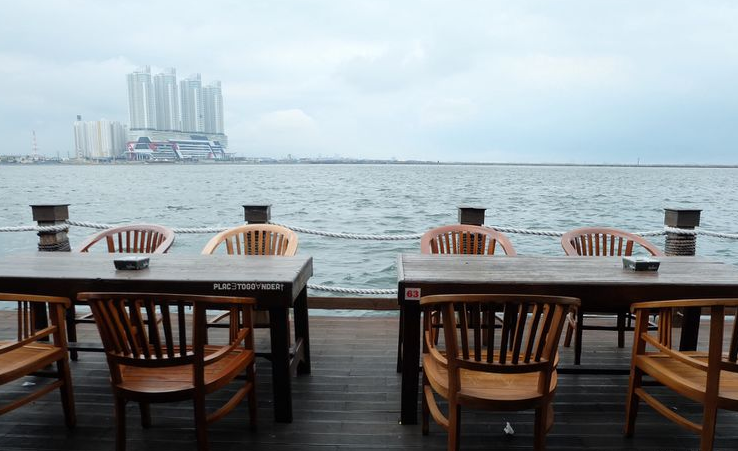 6 Tempat Makan di Jakarta dengan Pemandangan Laut 