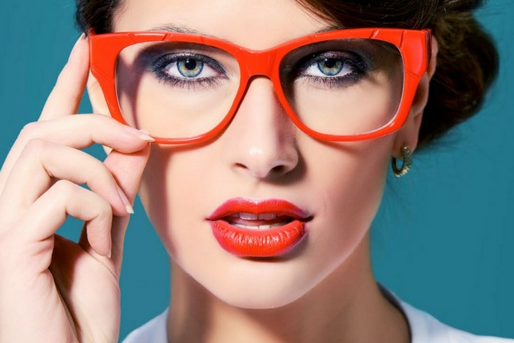 8 Tips Makeup untuk Wanita Berkacamata
