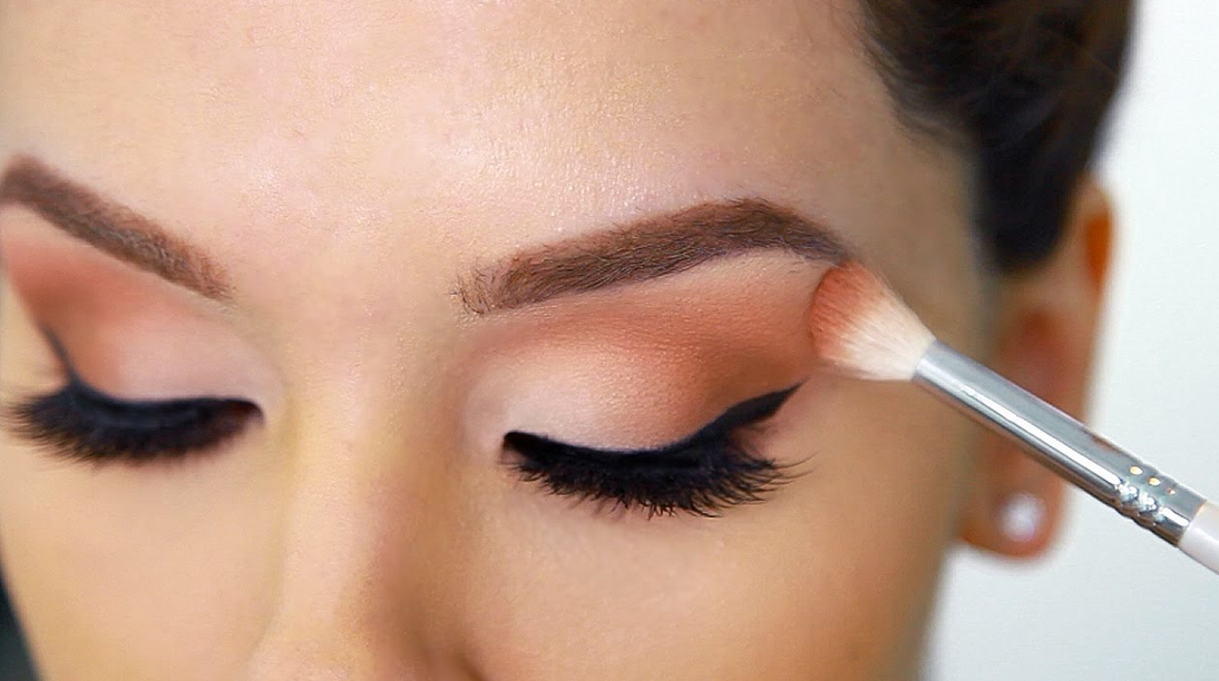 8 Tips Makeup untuk Wanita Berkacamata