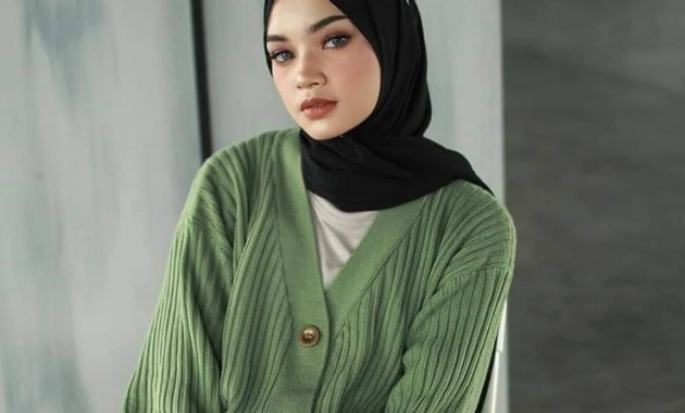 6 Tips Padu Padan Knit Cardigan untuk Wanita Berhijab