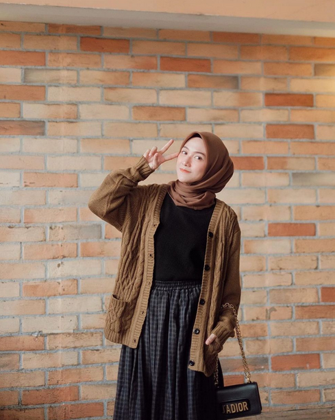 6 Tips Padu Padan Knit Cardigan untuk Wanita Berhijab