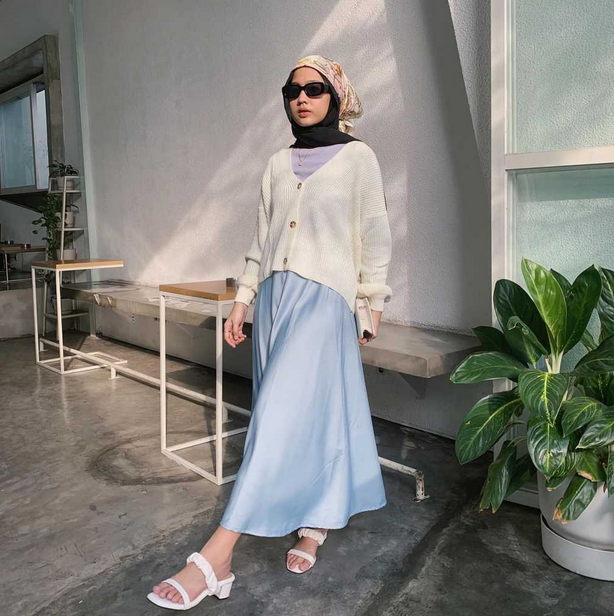 6 Tips Padu Padan Knit Cardigan untuk Wanita Berhijab