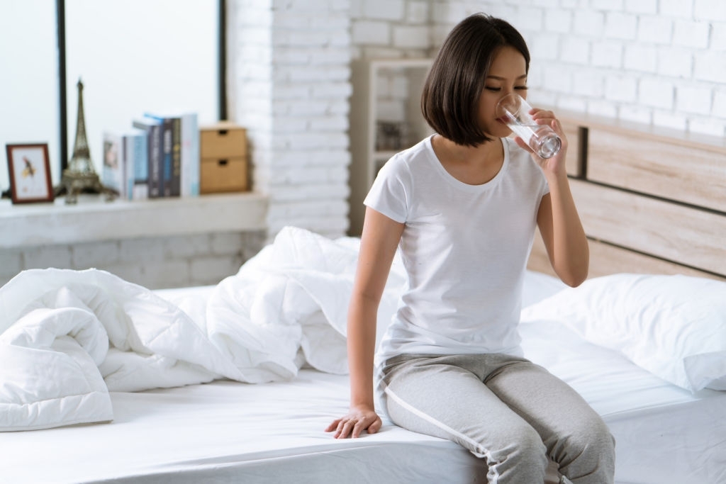 Bangun Tidur Sebaiknya Minum Air Putih Hangat atau Dingin?