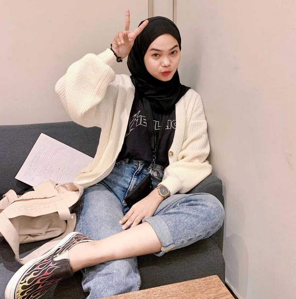 6 Tips Padu Padan Knit Cardigan untuk Wanita Berhijab