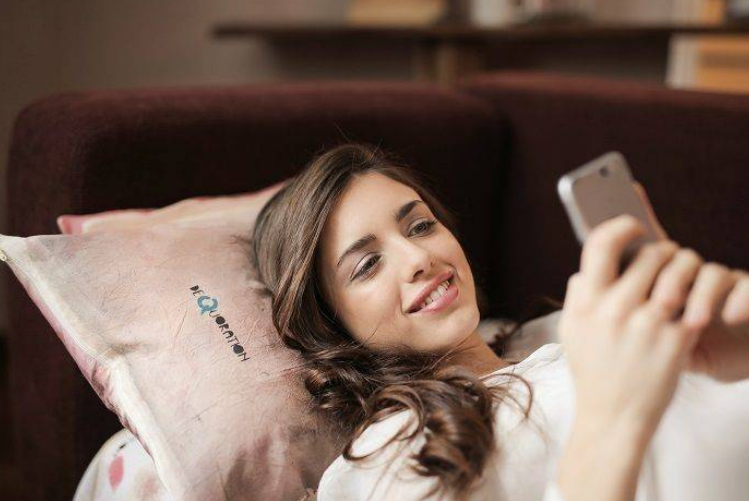 Hati-hati, Ini 8 Akibat Bermain Handphone Sebelum Tidur