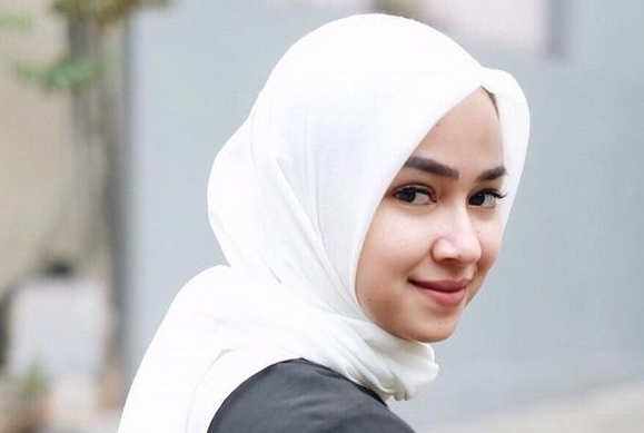 5 Tips Memakai Hijab Putih Agar Tidak Terlihat Kusam