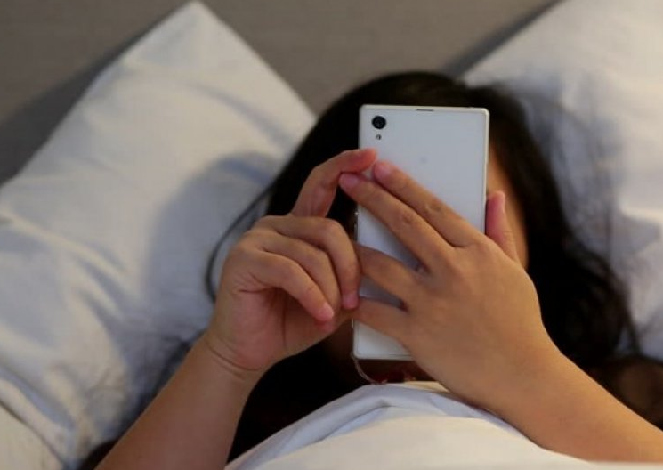 Hati-hati, Ini 8 Akibat Bermain Handphone Sebelum Tidur