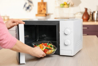 6 Bahaya Menghangatkan Makanan dengan Microwave