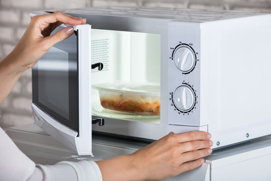 6 Bahaya Menghangatkan Makanan dengan Microwave