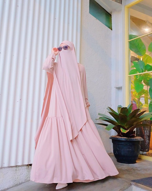 Ingin Tampil Stylish Meski Bercadar? Yuk Intip Outfit Ala Wardah Maulina