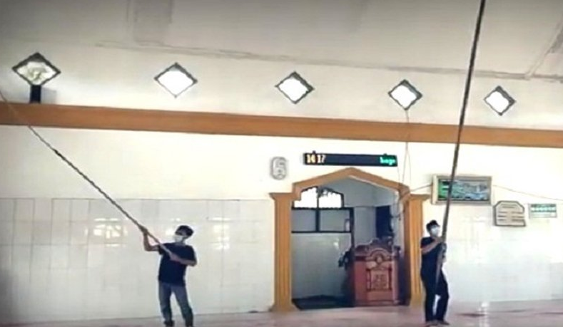 Dua Remaja Asal Lebak Rela Jadi Marbot Keliling untuk Membersihkan 50 Masjid