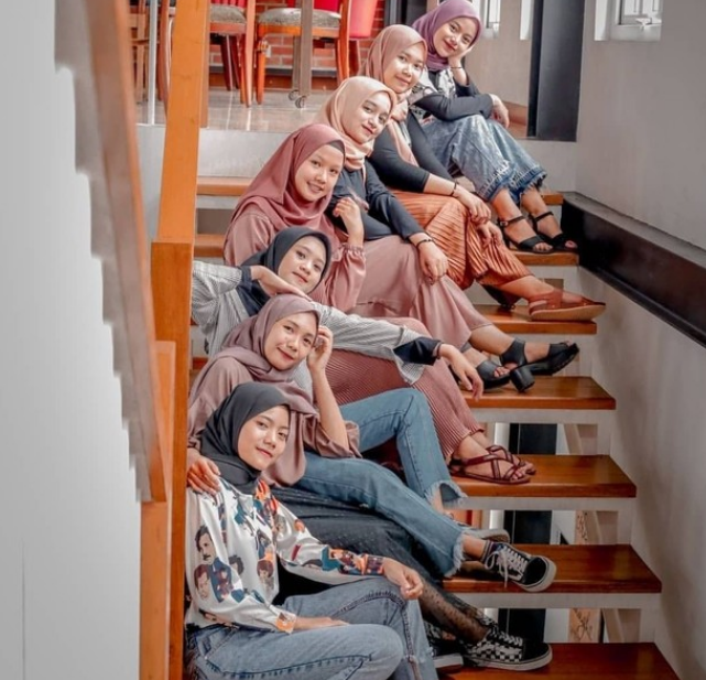 10 Ide Pose Foto Bareng Sahabat, Terlihat Kompak dan Keren Abis!