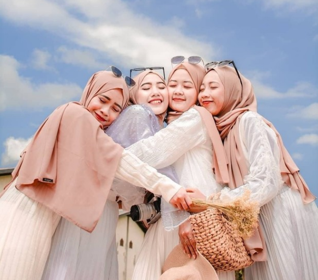 10 Ide Pose Foto Bareng Sahabat, Terlihat Kompak dan Keren Abis!