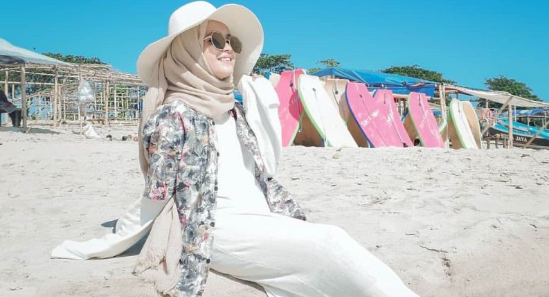 20 Inspirasi Style ke Pantai untuk Hijabers