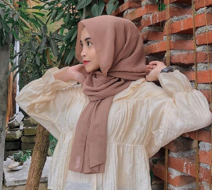 Tips Tampil Stylish dengan Pashmina Plisket yang Sedang Hits