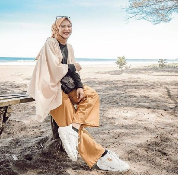 20 Inspirasi Style ke Pantai untuk Hijabers