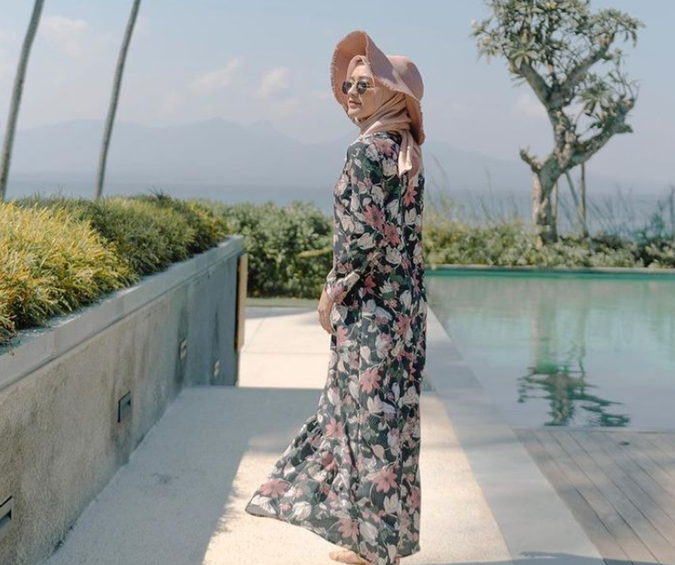 20 Inspirasi Style ke Pantai untuk Hijabers