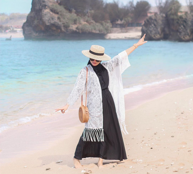 20 Inspirasi Style ke Pantai untuk Hijabers