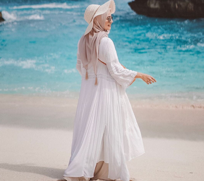 20 Inspirasi Style ke Pantai untuk Hijabers