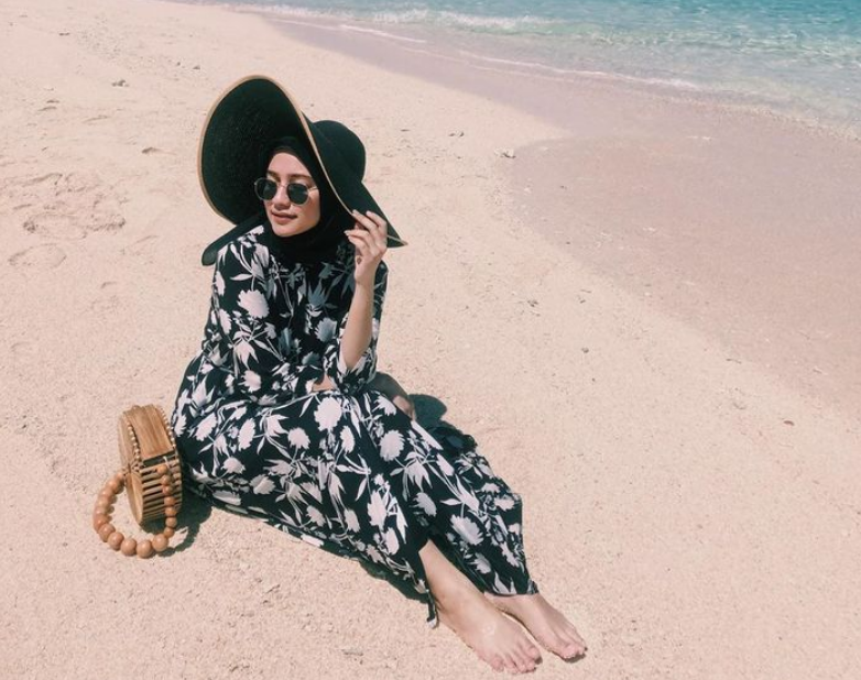 20 Inspirasi Style ke Pantai untuk Hijabers