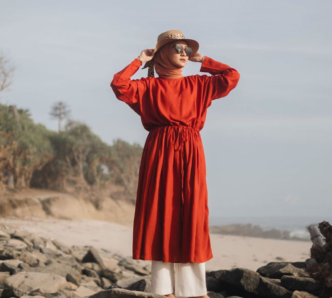 20 Inspirasi Style ke Pantai untuk Hijabers