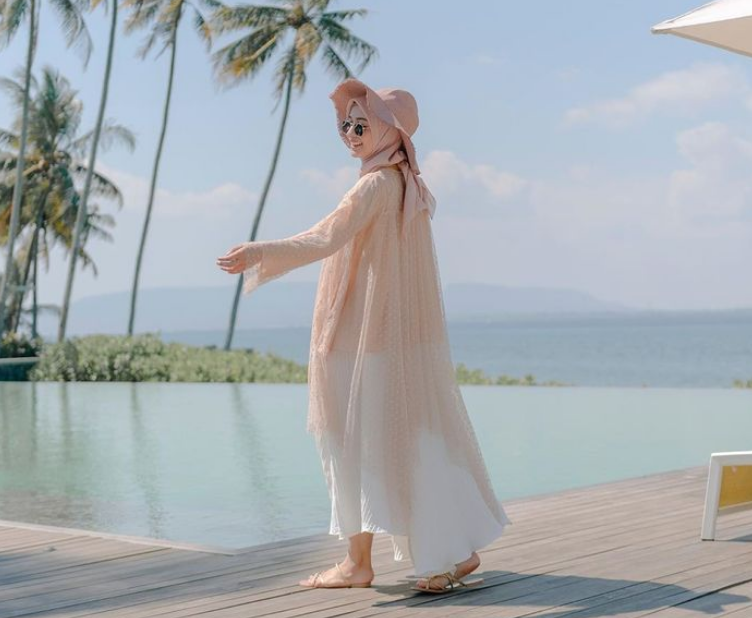 20 Inspirasi Style ke Pantai untuk Hijabers