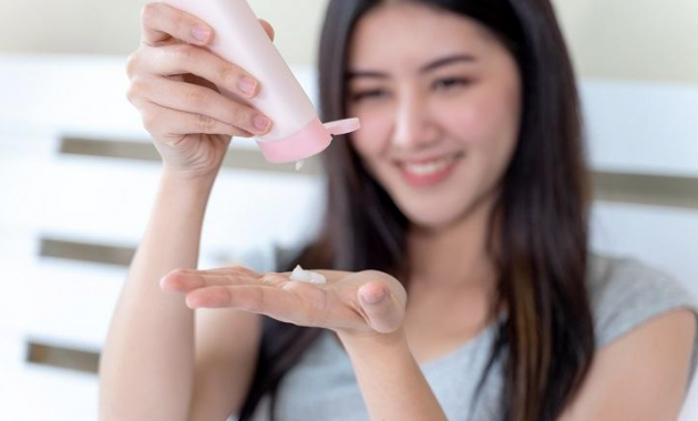 10 Rekomendasi Body Lotion untuk Kulit Kering Agar Lembap dan Lembut