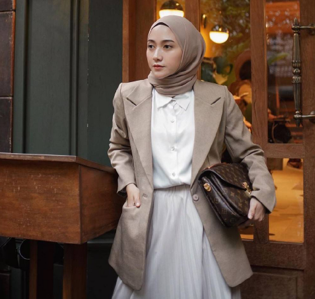 7 Inspirasi Padu Padan Outfit Earth Tone untuk Wanita Berhijab