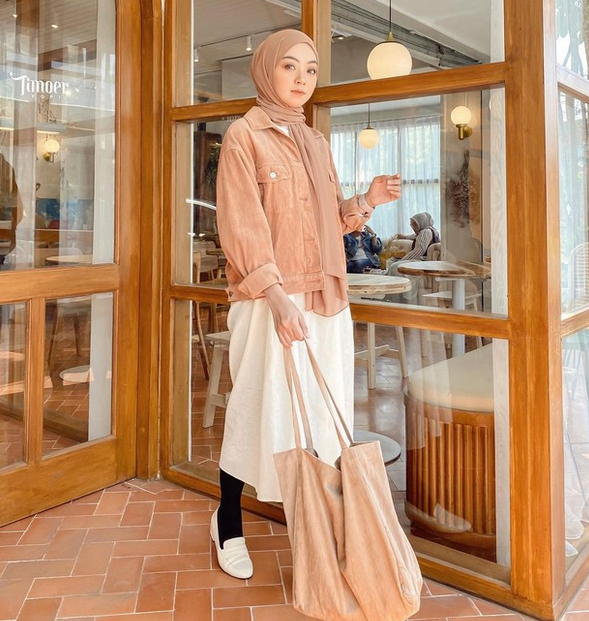 7 Inspirasi Padu Padan Outfit Earth Tone untuk Wanita Berhijab