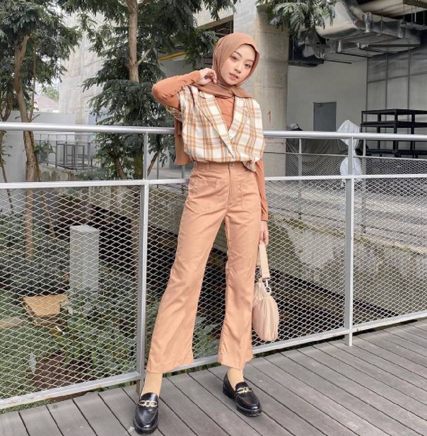 7 Inspirasi Padu Padan Outfit Earth Tone untuk Wanita Berhijab