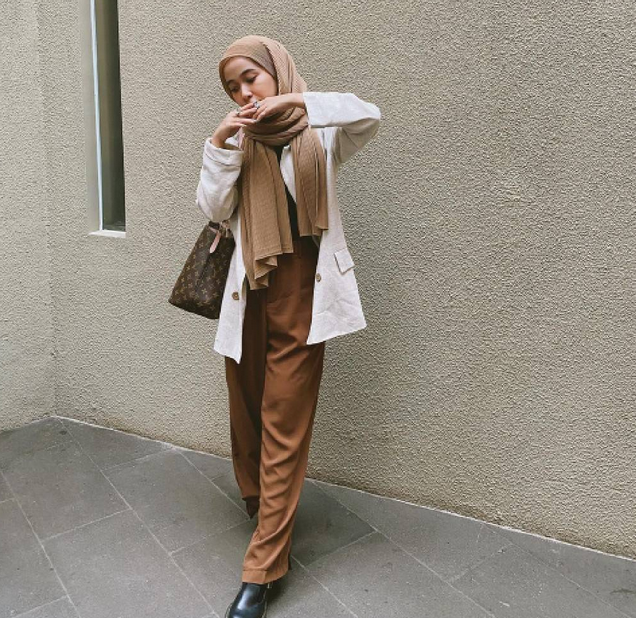 7 Inspirasi Padu Padan Outfit Earth Tone untuk Wanita Berhijab