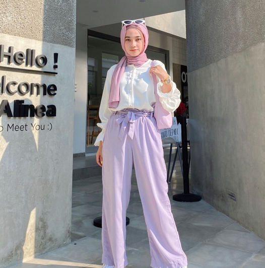 10 Inspirasi Mix and Match Outfit Lilac Tone yang Sedang Hits